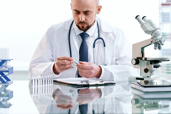 Forskare bedriver forskning i ett kliniskt laboratorium. — Stockfoto