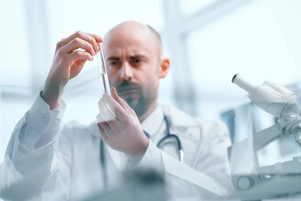 Immagine di sfondo di un ricercatore che esamina campioni di un nuovo vaccino. — Foto Stock
