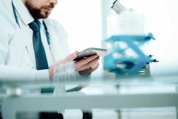 Cientista lendo suas notas em um tablet digital. — Fotografia de Stock