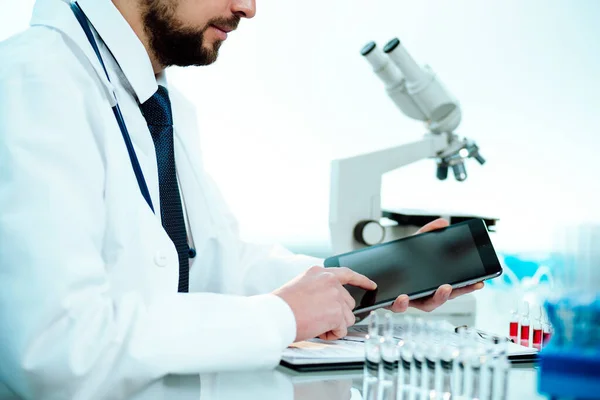 Científico usando una tableta digital en un laboratorio de ciencias . — Foto de Stock