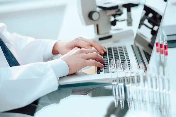Tudós dolgozik egy laptop egy orvosi laboratóriumban. — Stock Fotó