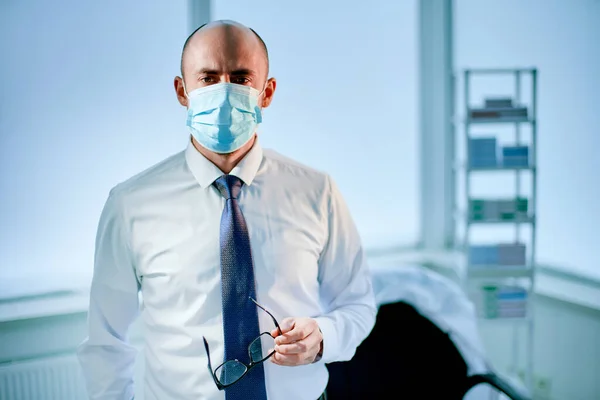 실험실에 서 있는 보호용 마스크를 쓴 피곤 한 과학자. — 스톡 사진