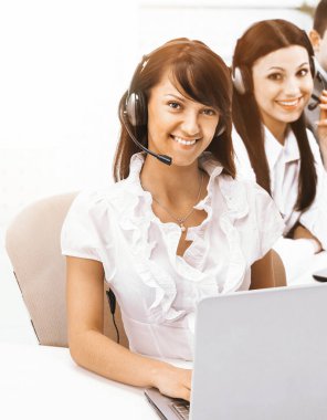 Operatör şirket, arka plan ekibi