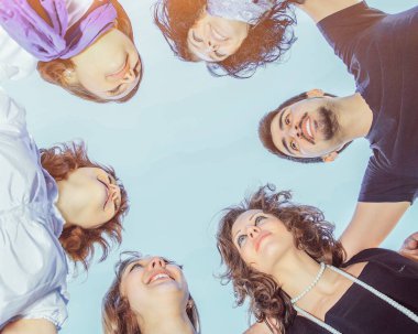 Gökyüzünde bir grup genç insan birbirlerine bakıyorlar.