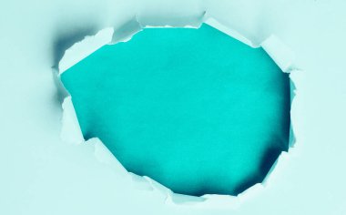 Reklamınız için mavi arka planda yırtık bir kağıt parçası.