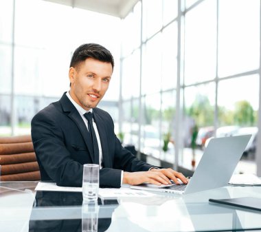 çalışan bir geniş office cam belgelerle çalışır