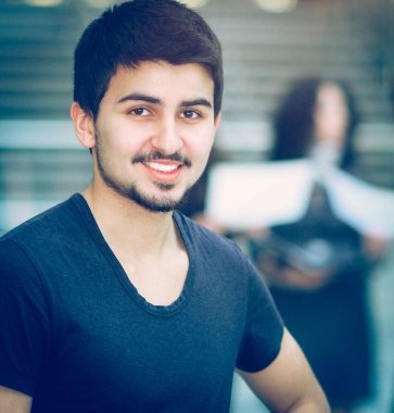 Arka planda çalışan ekip, ofiste mutlu başarılı Yöneticisi