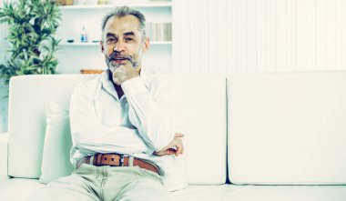 başarılı iş adamları ofis arka plan üzerinde