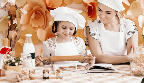 Mutter und Tochter bereiten in der Küche das Abendessen zu — Stockfoto