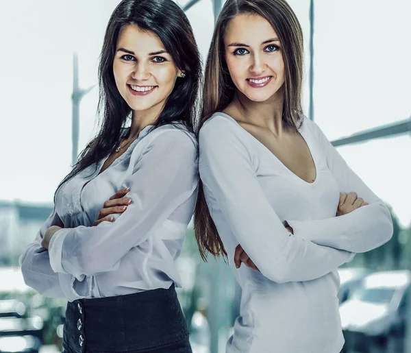Deux jeunes, attrayante femme d'affaires réussie debout bras cr — Photo