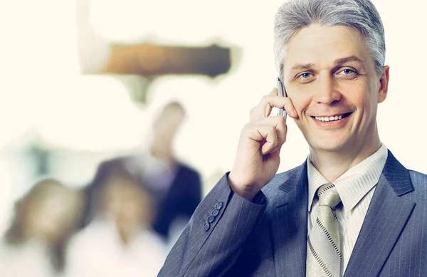 Mulher de negócios adulta falando ao telefone faz um acordo, trabalho em equipe — Fotografia de Stock