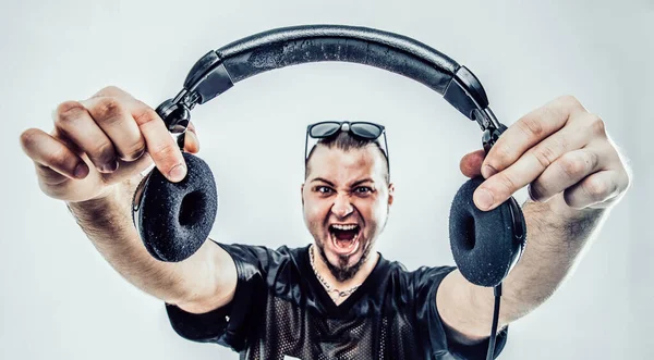 Porträt eines charismatischen Discjockeys mit Kopfhörern in der Hand — Stockfoto