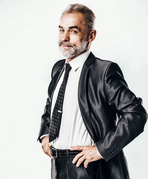 Porträt eines selbstbewussten Geschäftsmannes vor hellem Hintergrund — Stockfoto