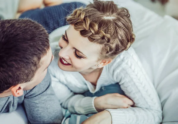 Concepto de felicidad familiar: amar a la pareja feliz en la sala de estar — Foto de Stock