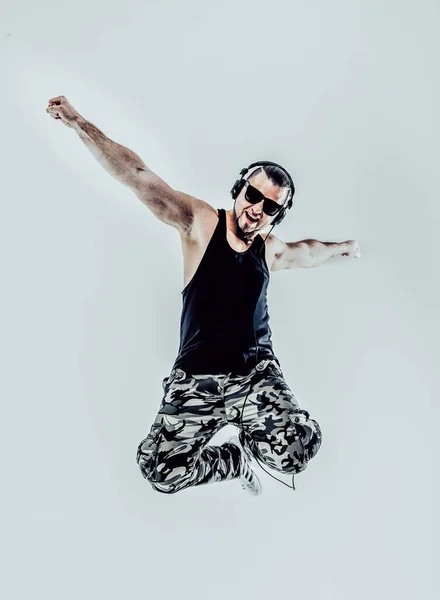 Emotivní a charismatický DJ - raper se sluchátky na bílém — Stock fotografie