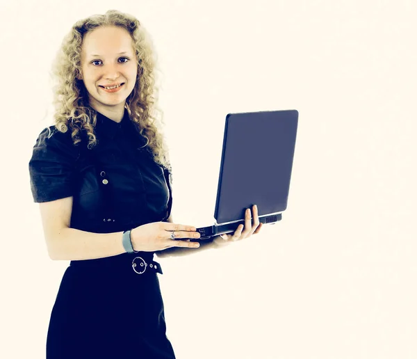 Atrakcyjna kobieta z laptopem uśmiechnięta izolowane tło na whit — Zdjęcie stockowe