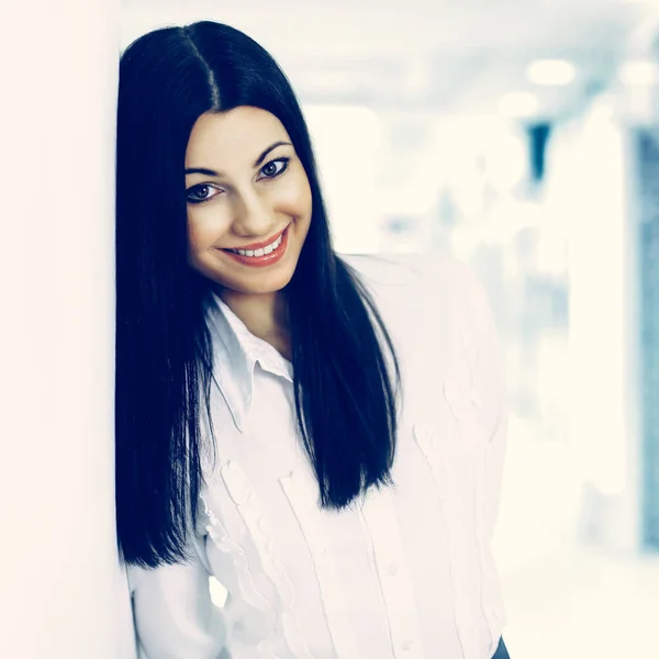 Retrato de uma mulher de negócios de sucesso no fundo brilhante — Fotografia de Stock