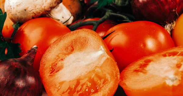 Tomates en rodajas con champiñones y ensalada de cebolla . — Foto de Stock