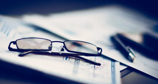 Obchodní finanční analýza pracoviště, brýle ležet na dokumentech — Stock fotografie