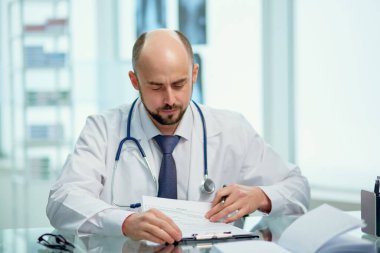 Tıp bürosundaki işyerinde uzman bir doktor. .