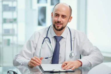 İşinin ehli doktor muayenehanesinde bir randevu ayarlar. .