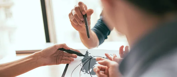 Nahaufnahme. eine Gruppe von Mitarbeitern, die an einem neuen kommerziellen Projekt arbeiten. — Stockfoto