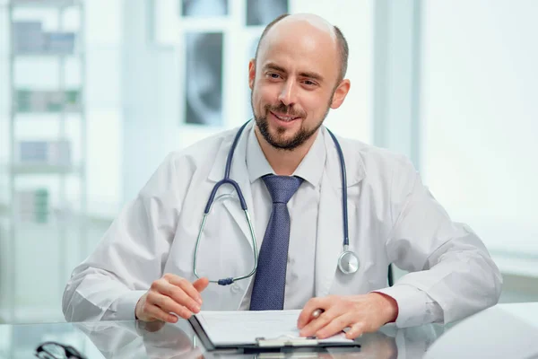 Competent doctor conducts an appointment at his medical office . — Stock Photo, Image
