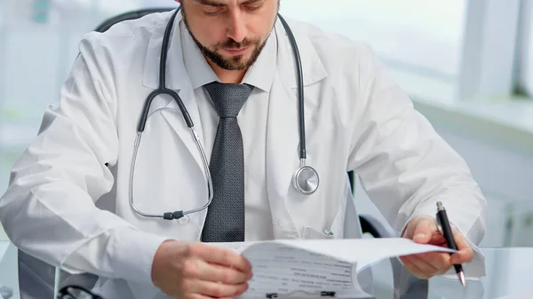 Nærbilde. mannlig lege gjennomfører en avtale på sitt kontor. – stockfoto