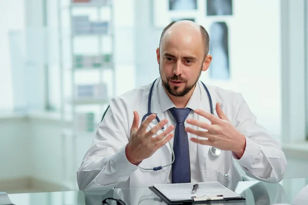 Primer plano. médico masculino consulta a un paciente en su consultorio. — Foto de Stock