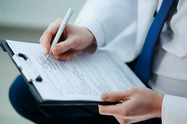 Close-up. doctor making notes on the clipboard . — Stock Photo, Image