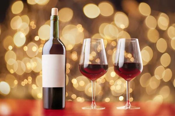 Пляшка вина і келихи для вина на святковому столі  . — стокове фото