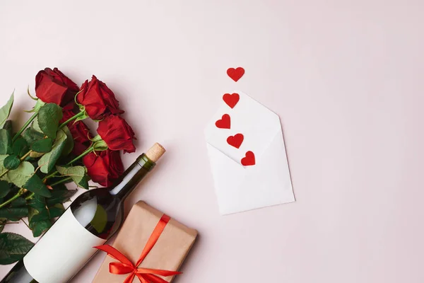Valentin és ajándékok egy könnyű háttér. — Stock Fotó