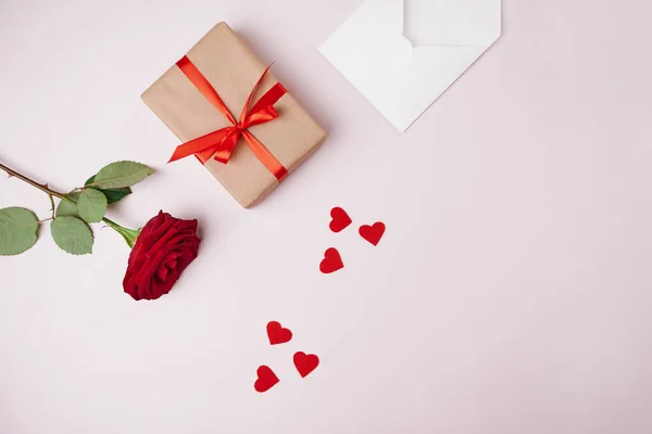 Gift box, rose and valentines on a light background. — Stock Photo, Image