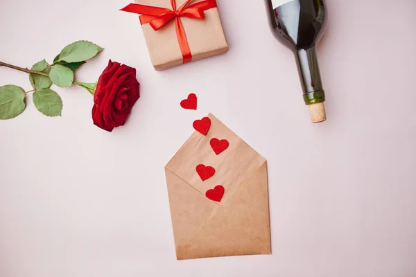 Gift box, a bottle of wine and valentines on a light background. — Stock Photo, Image