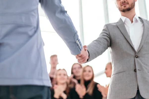 Selbstbewusste junge Geschäftspartner treffen sich mit Handschlag — Stockfoto