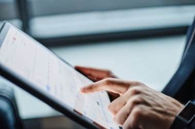 İşadamı tabletindeki finansal büyüme grafiğini analiz ediyor..