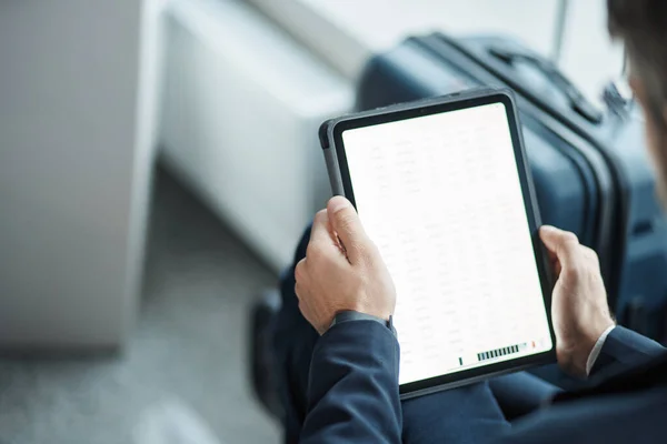 Tablet digital nas mãos de um passageiro do aeroporto. — Fotografia de Stock