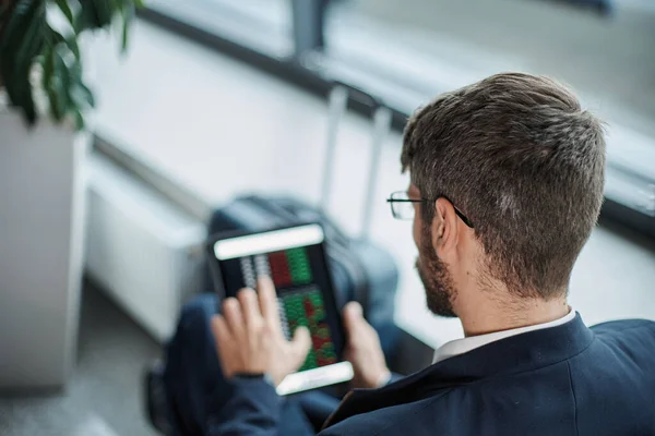 Pasajero del aeropuerto utilizando una tableta digital. primer plano. —  Fotos de Stock