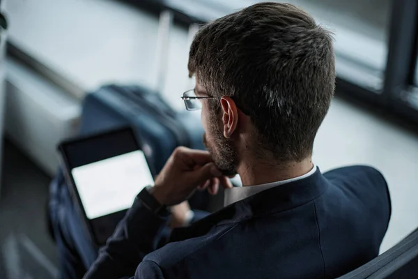 Pensativo hombre de negocios con una tableta digital esperando su vuelo. —  Fotos de Stock