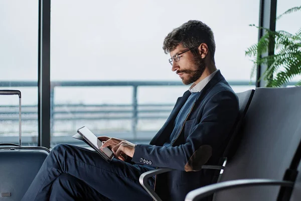 Homem de negócios pensativo com um tablet digital sentado em um banco — Fotografia de Stock