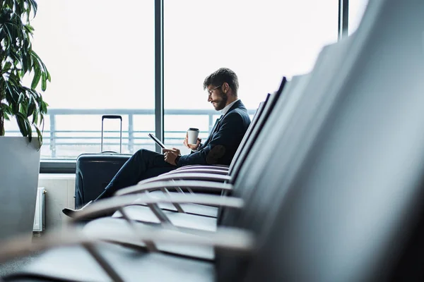 Image d'un homme d'affaires avec une tablette numérique et un coff à emporter — Photo