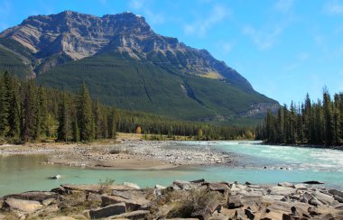 Mount kerkeslin ve athabaska Nehri