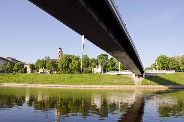 Nieuwe brug in Litouwse hoofdstad vilnius — Stockfoto