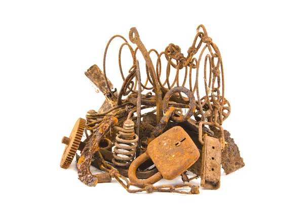 Beyaz paslı demir hurda metal üzerinde izole