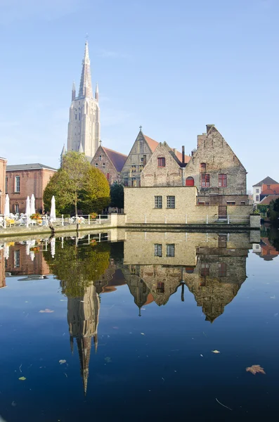 Oude stad en kerk in brugge — Stockfoto