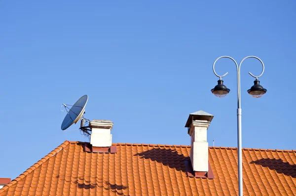 Tetto in tegole con camino e lampada — Foto Stock