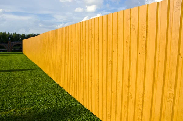 Nieuwe houten hek in boerderij — Stockfoto