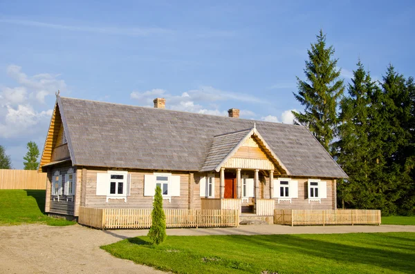 Neues Landhaus aus Holz für Touristen — Stockfoto