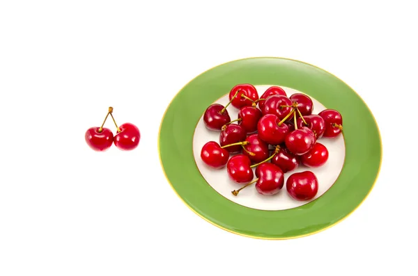 Frische Kirschbeeren im Teller isoliert auf weiß — Stockfoto