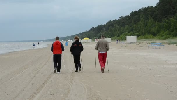 Caminhando na praia Jurmala na Letônia — Vídeo de Stock